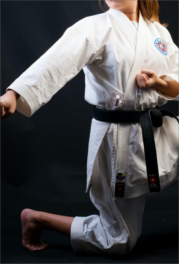 素手で行う「こぶし殺陣」